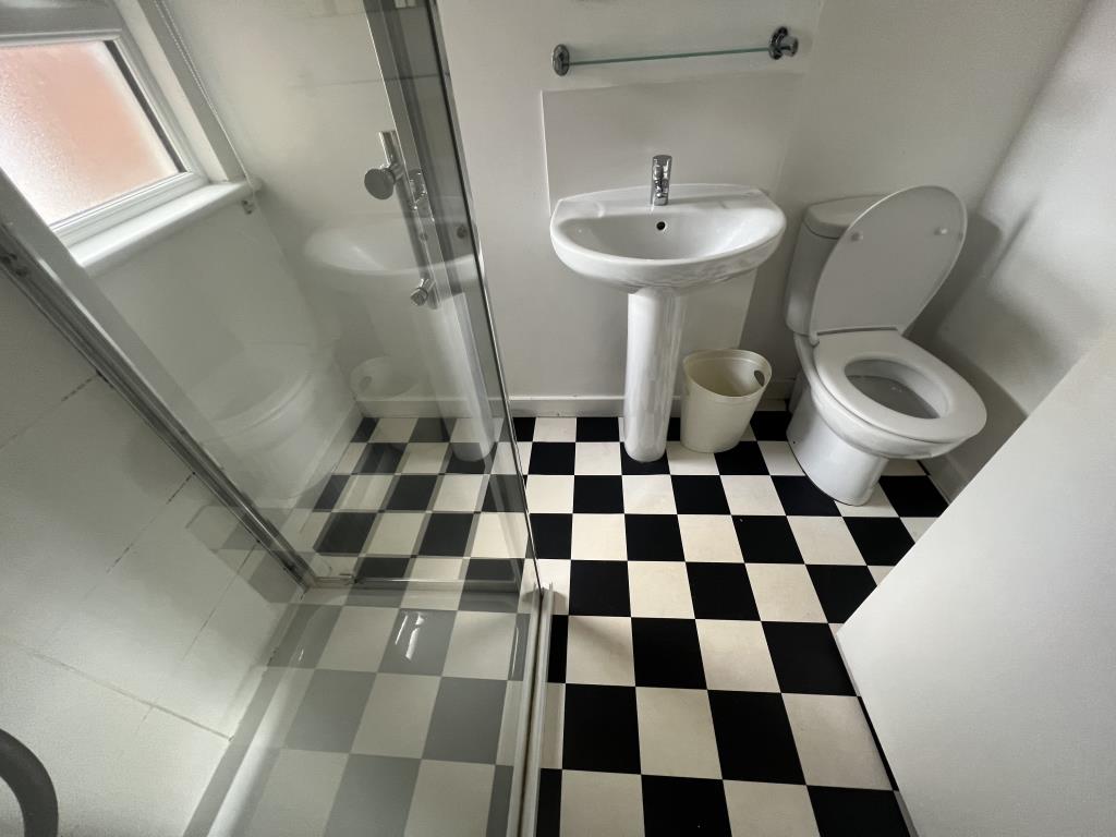 Lot: 132 - VACANT LICENCED HOUSE OF MULTIPLE OCCUPATION WITH PARKING, CLOSE TO EXETER UNIVERSITY - First floor communal shower room